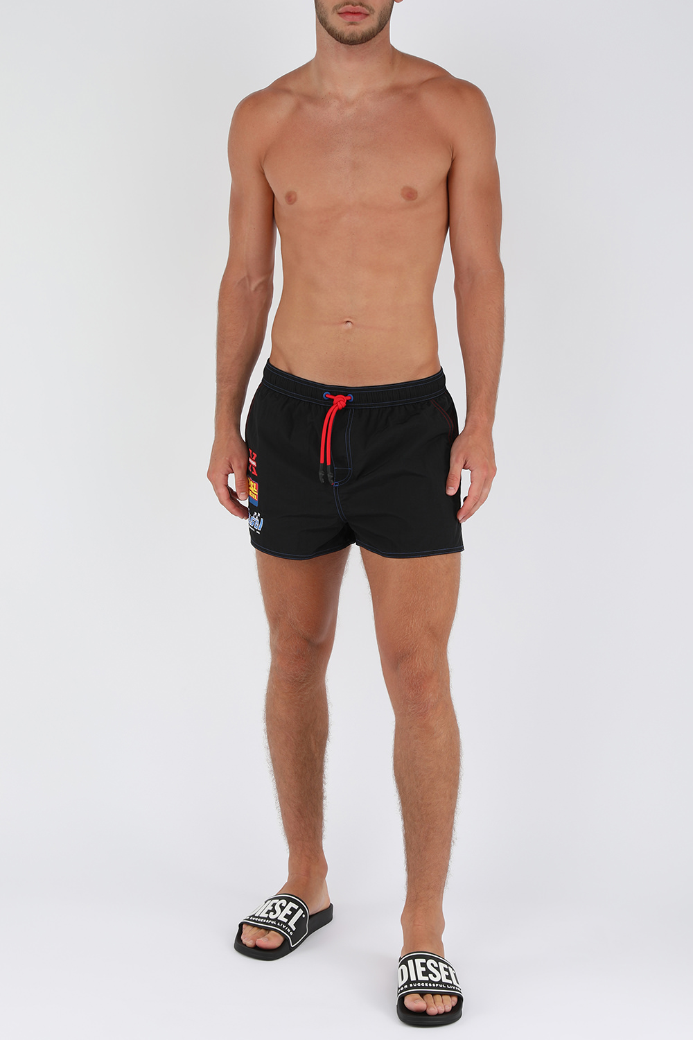 מכנסי בגד ים שחורים עם לוגו מירוצים